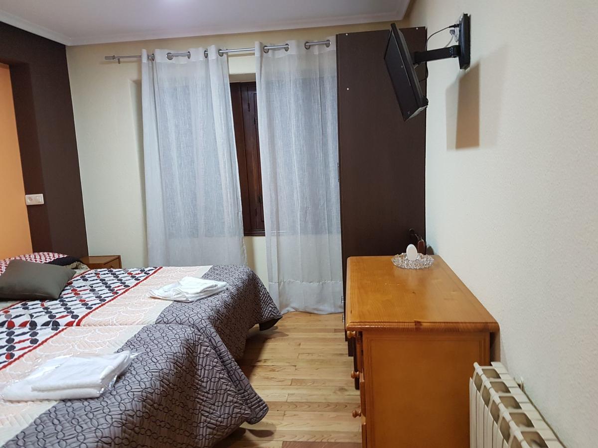 Hostal los nogales Cangas De Narcea Exterior foto